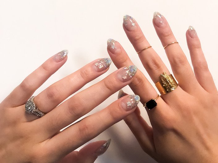 someone with sparkly press on nails