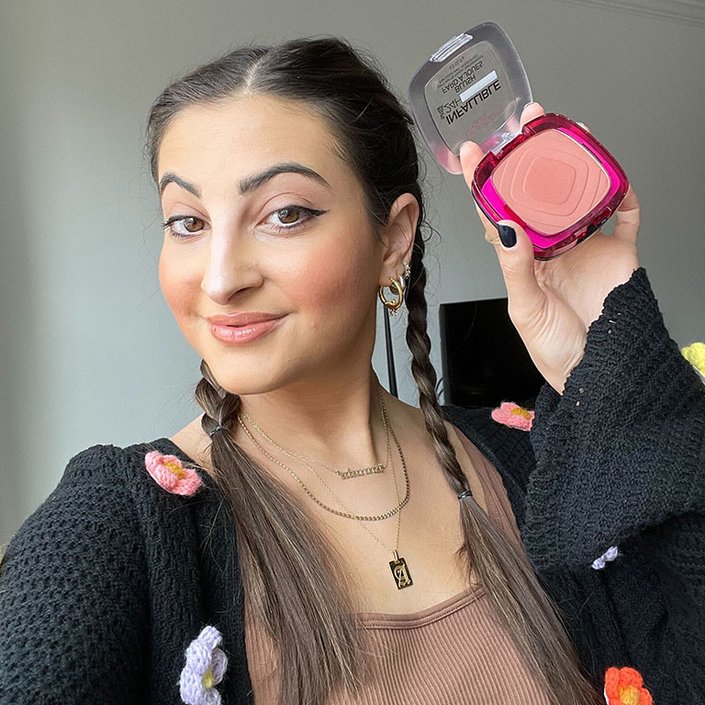 alanna wearing the loreal paris infallible blush