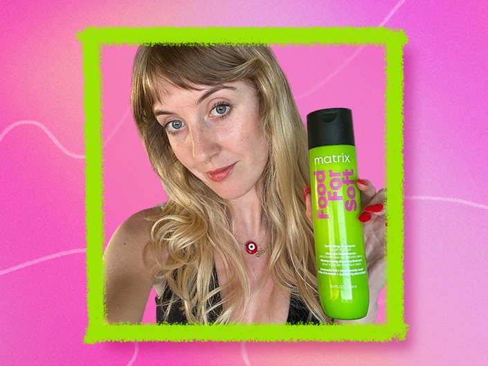 Picture of the editor holding the Matrix Food for Soft Shampoo on a graphic green and pink background
