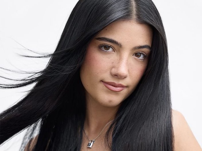 8 Tips For Taming Poofy, Frizzy Hair